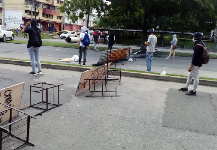 Sillas, zinc y piedras son las armas que utilizan los estudiantes contra los antidisturbios / Redes sociales.