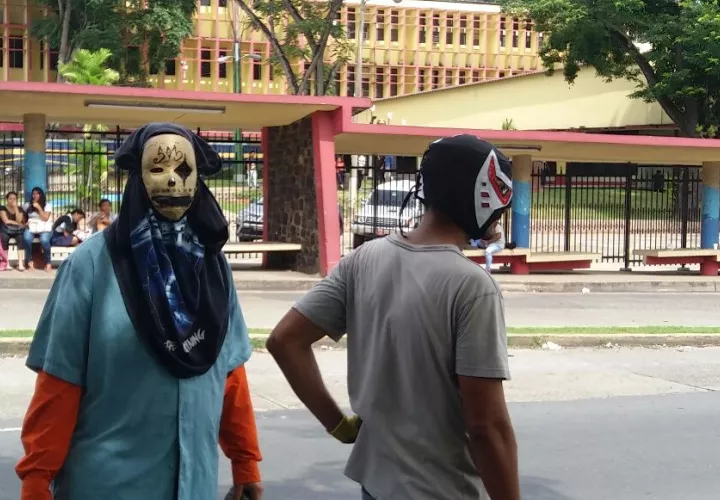 El rector Eduardo Flores señaló que los enmascarados no son estudiantes de la UP / Redes sociales.