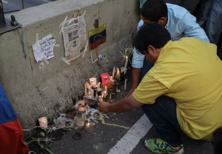 Opositores rinden homenaje al difunto Urbina. FOTO/EFE