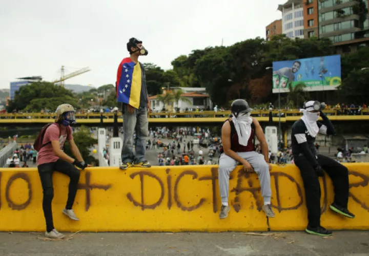 Protestas se mantienen en Caracas. Foto: AP.