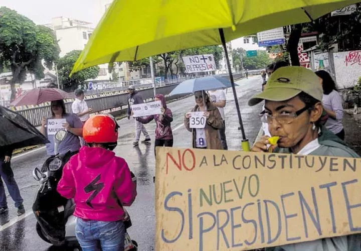Simpatizantes de la oposición participan en una protesta en contra de el gobierno. /Foto EFE 