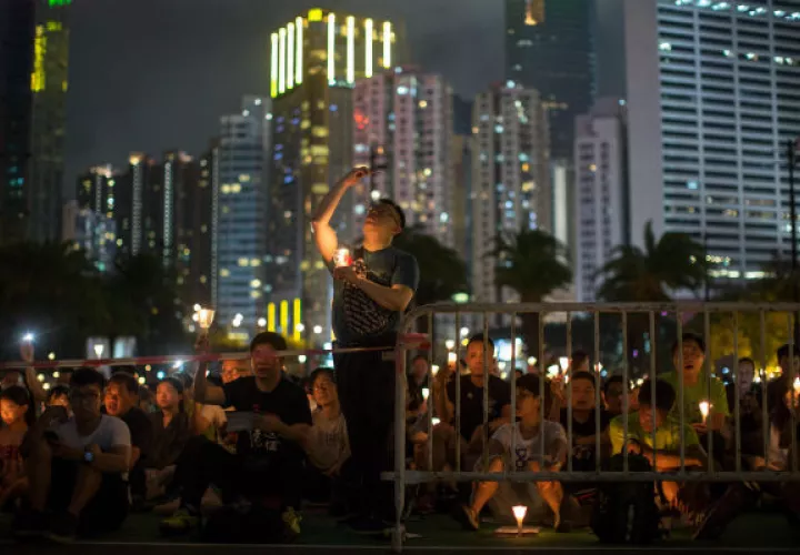 Miles de personas en Hong Kong participaron de la vigilia anual. FOTO/AP