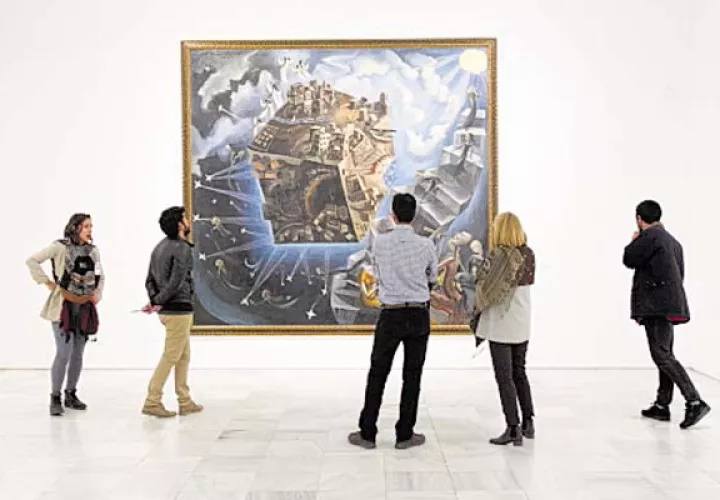 Visitantes del Reina Sofía observan la obra ‘El  Mundo’