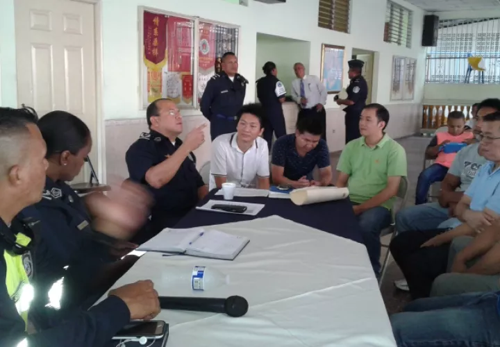 Reunión entre dueños de minisúper y el director de la PN en Panamá Oeste. /Foto Eric Ariel Montenegro