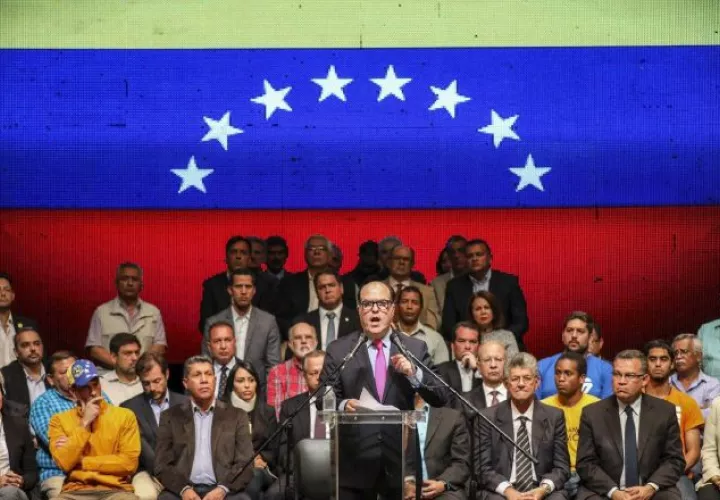 El presidente de la Asamblea Nacional, el opositor Julio Borges, durante su pronunciamiento ayer en Caracas, Venezuela, convocando a un referéndum  para el 16 de julio. /Foto EFE/AP