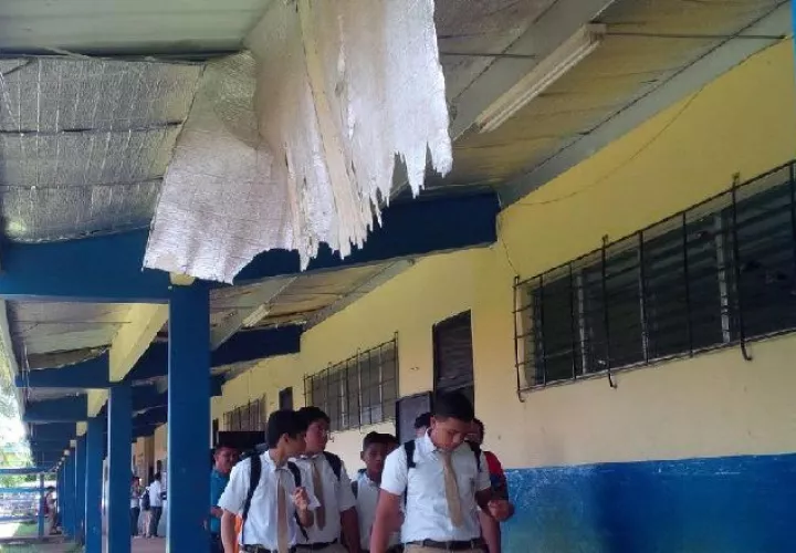 Alumnos del Instituto Profesional y Técnico de Veraguas caminan bajo el cielo raso desprendido. /Foto Víctor Eliseo Rodríguez 