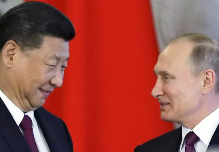 El presidente chino, Xi, junto al mandatario ruso, Vladímir. /Foto AP