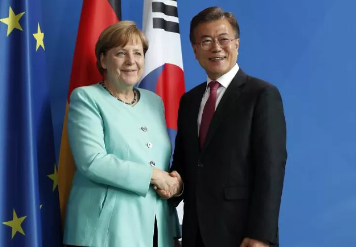 Ángela Merkel (i), y Moon Jae-in. /Foto EFE