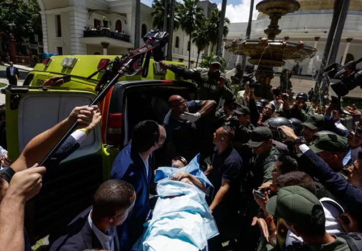 El diputado Américo de Grazia es sacado en una ambulancia tras enfrentamientos en la AN. /Foto EFE