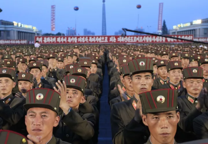 Soldados norcoreanos  en Pionyang, celebran el lanzamiento de su primer misil intercontinental. /Foto AP  