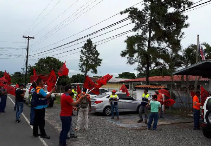 Trabajadores llegaron con banderas frente a la regional del Miviot. Elena Valdez