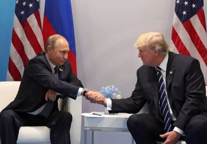 Estrechón de manos entre los presidentes Vladimir Putin (i) y  Donald J. Trump (d) en Hamburgo. EFE