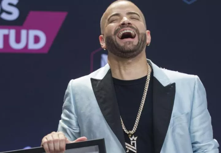 Nacho y sus hazañas con su nuevo éxito 'Báilame'. AP