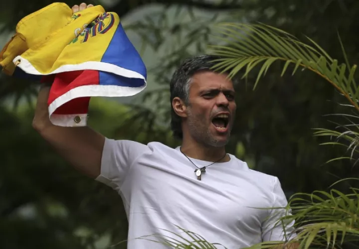 El líder opositor Leopoldo López, saluda a sus seguidores desde la terraza de su residencia. /Foto EFE
