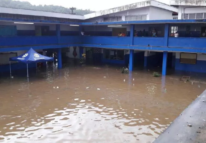 Vista de la magnitud de la inundación en el  Instituto Profesional y Técnico de Cativá en Colón. /Foto Delfia Cortez 