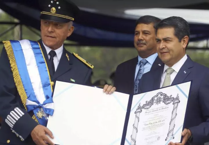 El presidente de Honduras, Juan Orlando Hernández (d) en ceremonia especial. /Foto EFE