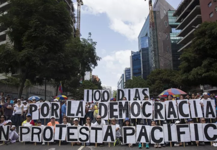 Los opositores venezolanos precisan que seguirán en las calles hasta que haya justicia. /Foto EFE