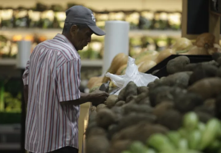 Desde que se aplicó la medida en julio de 2014, el costo de los alimentos que no son regulados se ha incrementado considerablemente. /Foto Archivo