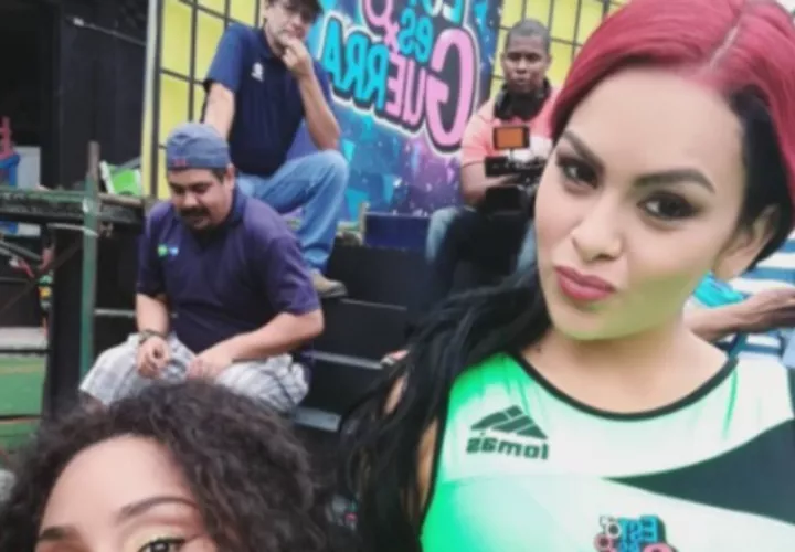 ¡Suéltenla!