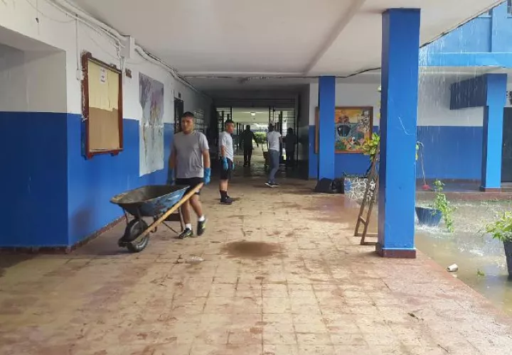 Policías participan de las labores de limpieza en el IPT de Cativá. /Foto Delfia Cortez