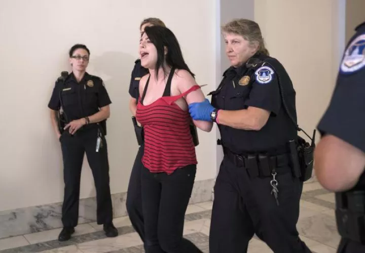 Detienen a una activista en el Capitolio. /Foto EFE