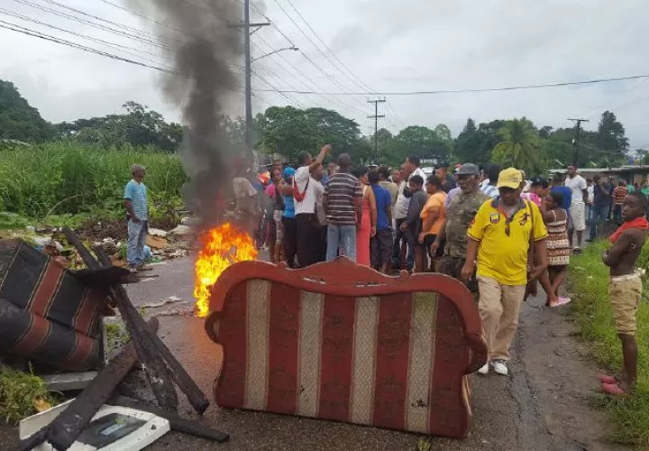 Salieron a las calles a exigir respuesta y les mandaron a la policía. /Foto Delfia Cortez