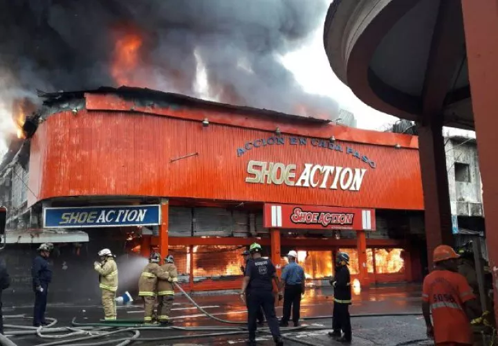 Unidades del cuerpo de bomberos tuvieron que luchar por varias horas para controlar las llamas.  
