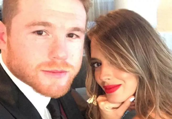 El púgil junto a su novia. /Foto @Canelo