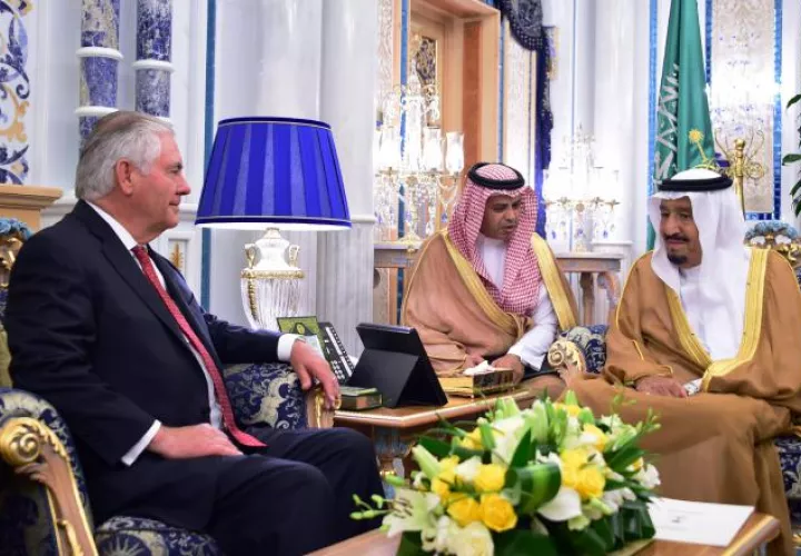 Rex Tillerson en reunión con altos funcionarios saudíes. /Foto EFE