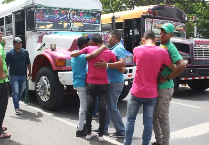 Transportistas suspendieron por más de 2 horas el servicio y bloquearon la Avenida de Las Américas. /Foto Eric A. Montenegro. 
