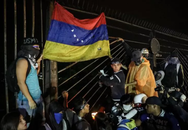 Opositores venezolanos durante la marcha nocturna hecha la noche del pasado jueves en Caracas. EFE