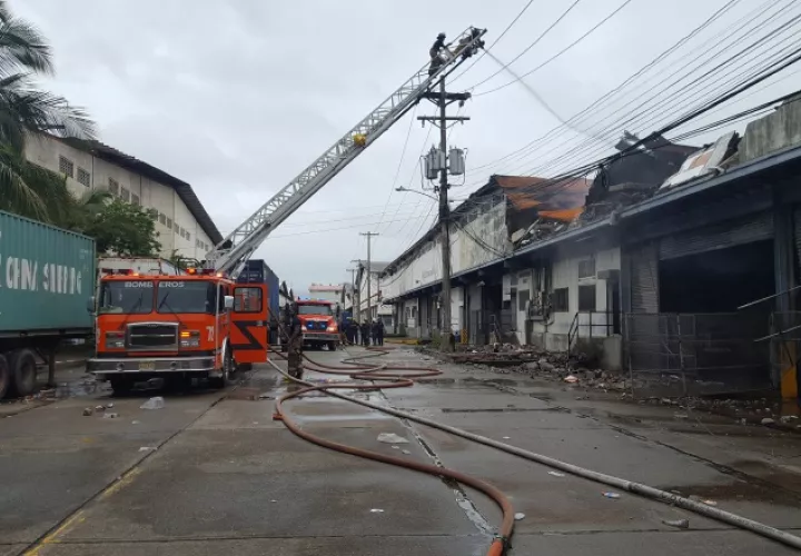 La labor de extinción del incendio la dirigió el coronel Jaime Villar, director general del BCBRP. /Foto Delfia Cortez