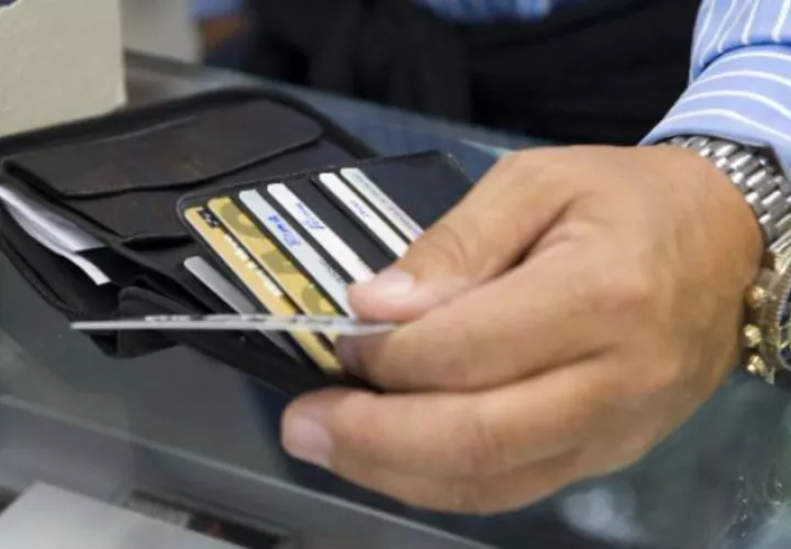 Las anualidades de tarjetas de crédito han subido hasta $15 en tres años. /Foto Archivo