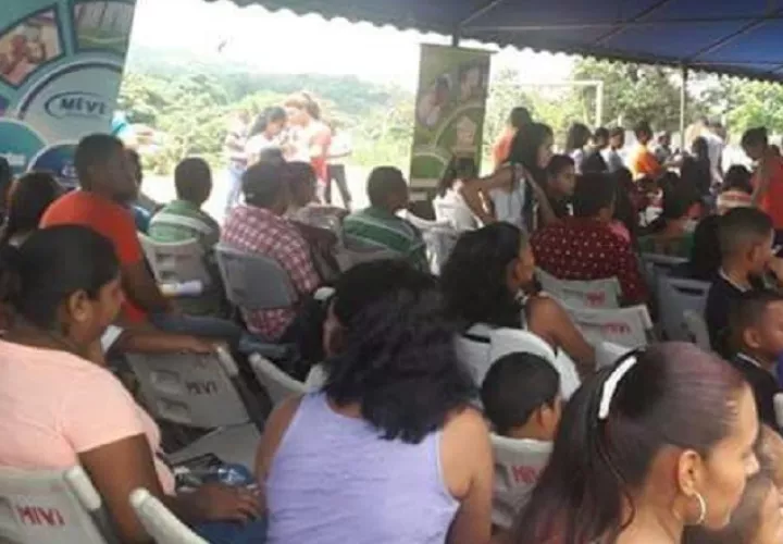 Asistentes a la ceremonia en el corregimiento de Sabanitas. /Foto Cortesía 