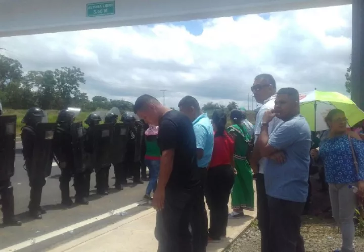 Docentes, padres de familia y moradores de Nueva Molena protestaron ayer en la Interamericana. Mayra Madrid 
