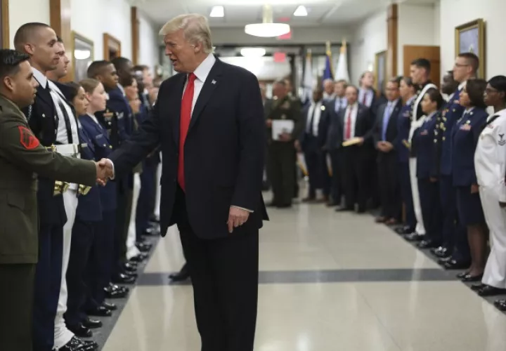 Trump (d), en el Pentágono. AP