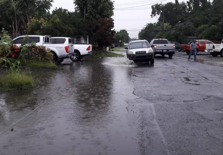 La ciudad colapsa cuando llueve y se convierte en una piscina natural, que impide el normal tráfico. José Vásquez 