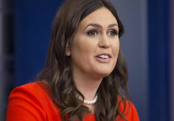 Sarah Huckabee Sanders ofreciendo su primera conferencia de prensa en la Casa Blanca. EFE