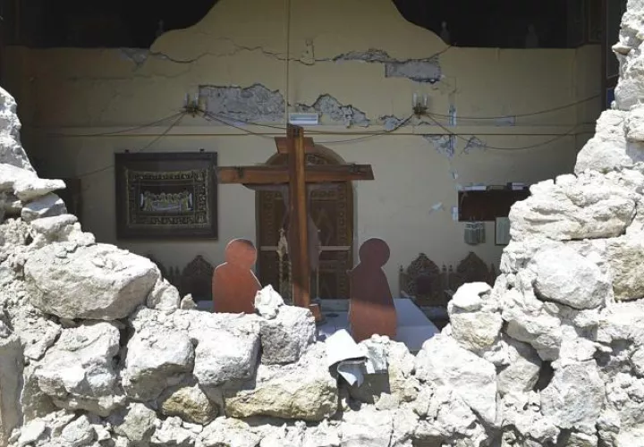 Una iglesia también sufrió daños con el terremoto. EFE