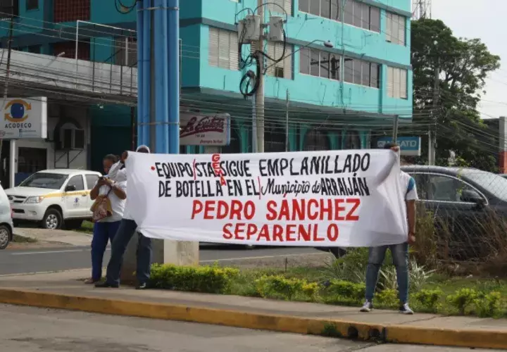 Residentes de Arraiján se mantuvieron en el lugar de los hechos. /Foto Eric Ariel Montenegro