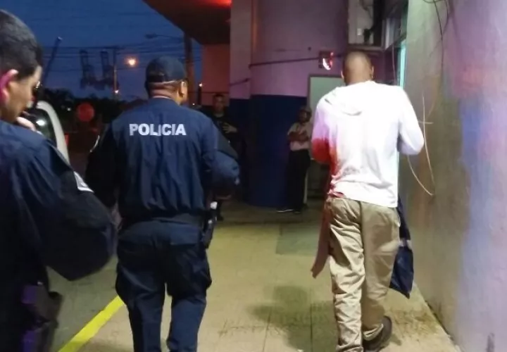 El hombre baleado en una parada, cuando era llevado al hospital. /Foto Delfia Cortez