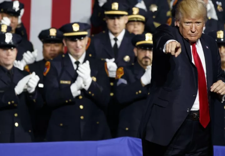 Presidente Donald Trump trata de hacer pasar la ley que deroga el Obamacare. AP