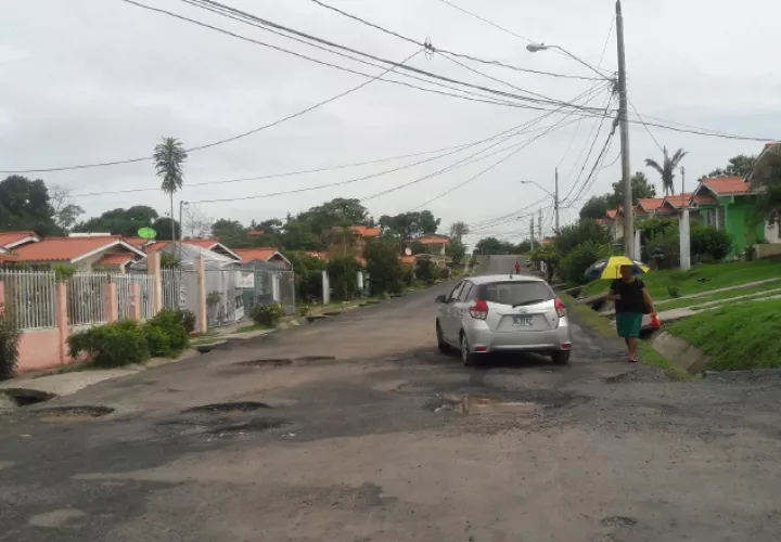 En urbanizaciones recién construidas en la ciudad de Santiago se observa el deterioro de las calles. José Manuel Adames 