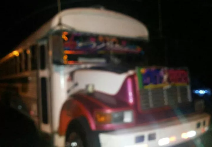 Fue atacado a tiros, mientras se encontraba dentro del autobús.