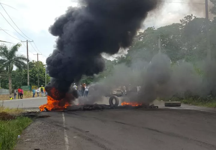 Los manifestantes bloquearon la vía y quemaron llantas. Foto: Delfia Cortez. 