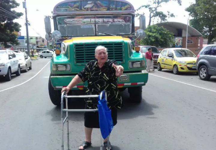 Una de las manifestantes en la vía. Foto: Eric Ariel Montenegro. 