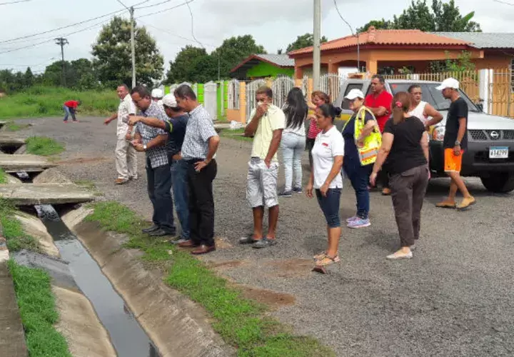 Las tuberías sanitarias se obstruyen  y provocan derrames de aguas servidas. 