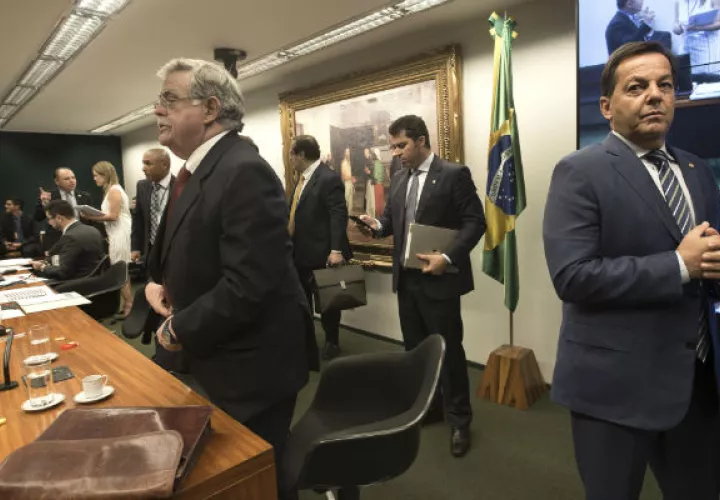 El abogado Antonio Mariz (i), defensor del presidente brasileño, Michel Temer, y el diputado Sergio Zveiter asisten a una audiencia. FOTO/EFE
