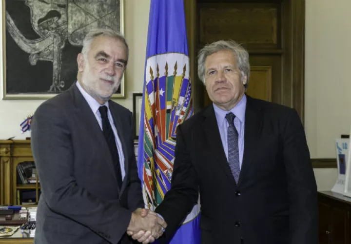 Luis Moreno Ocampo reunido con el secretario general de la OEA Luis Almagro. FOTO/EFE