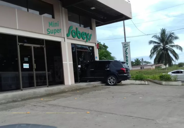 Se observa la manera de como quedó el vehículo. Foto: Delfia Cortez.  
